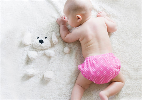 婴儿与父母同床睡的弊端是什么？附婴儿与父母分床睡的好处