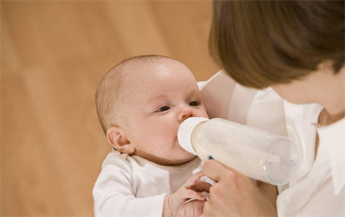 婴儿的奶瘾一般什么时候会出现？怎么判断宝宝是否有奶瘾